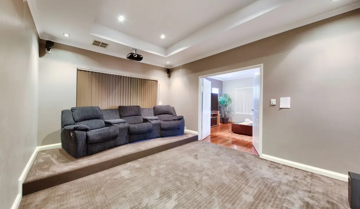 uploads1659416987641-lcv5ro9aevl-2d7c6575217540a7e02395dab21e092810A-Poimena-St-Kingsley-19